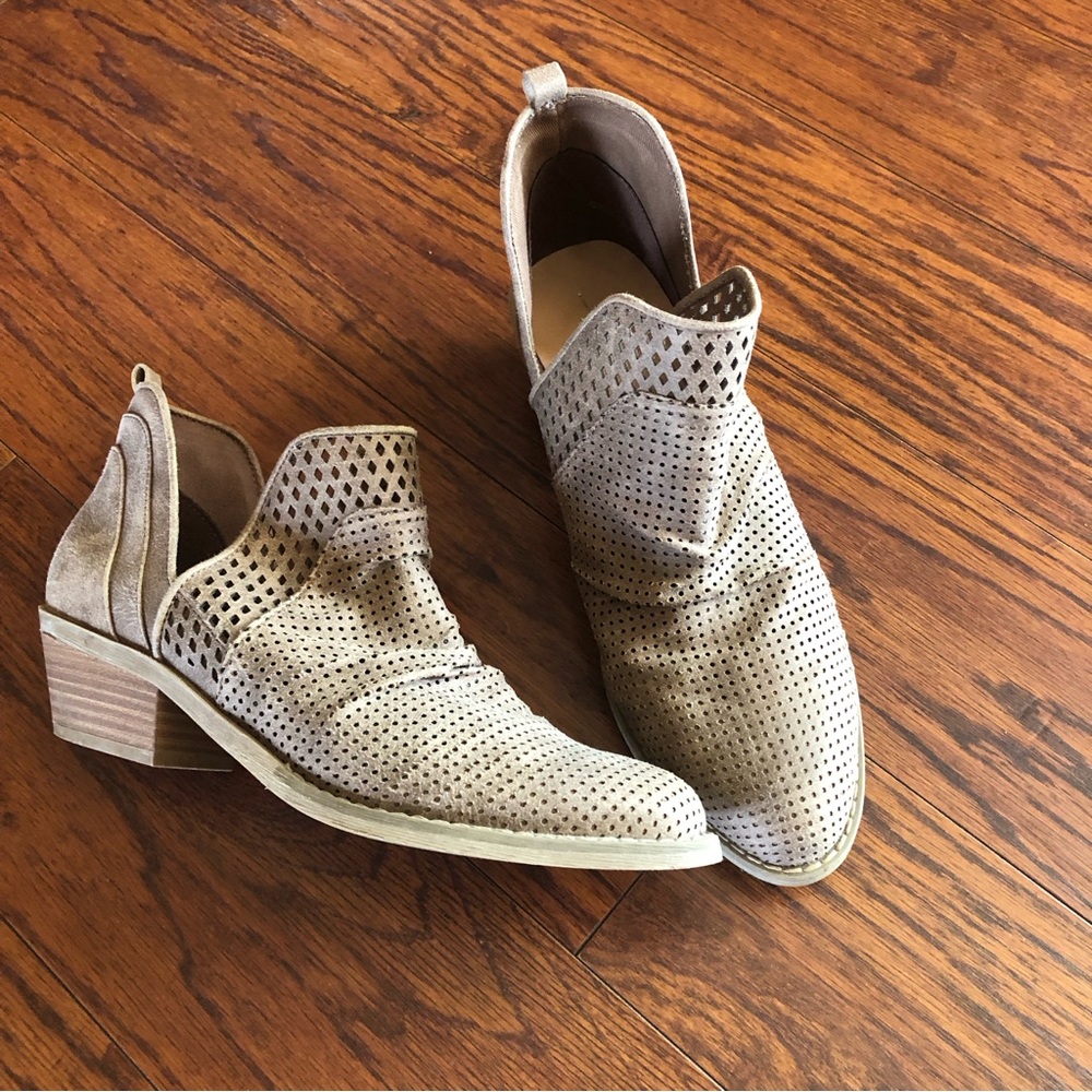 Report ankle boots size 8.5